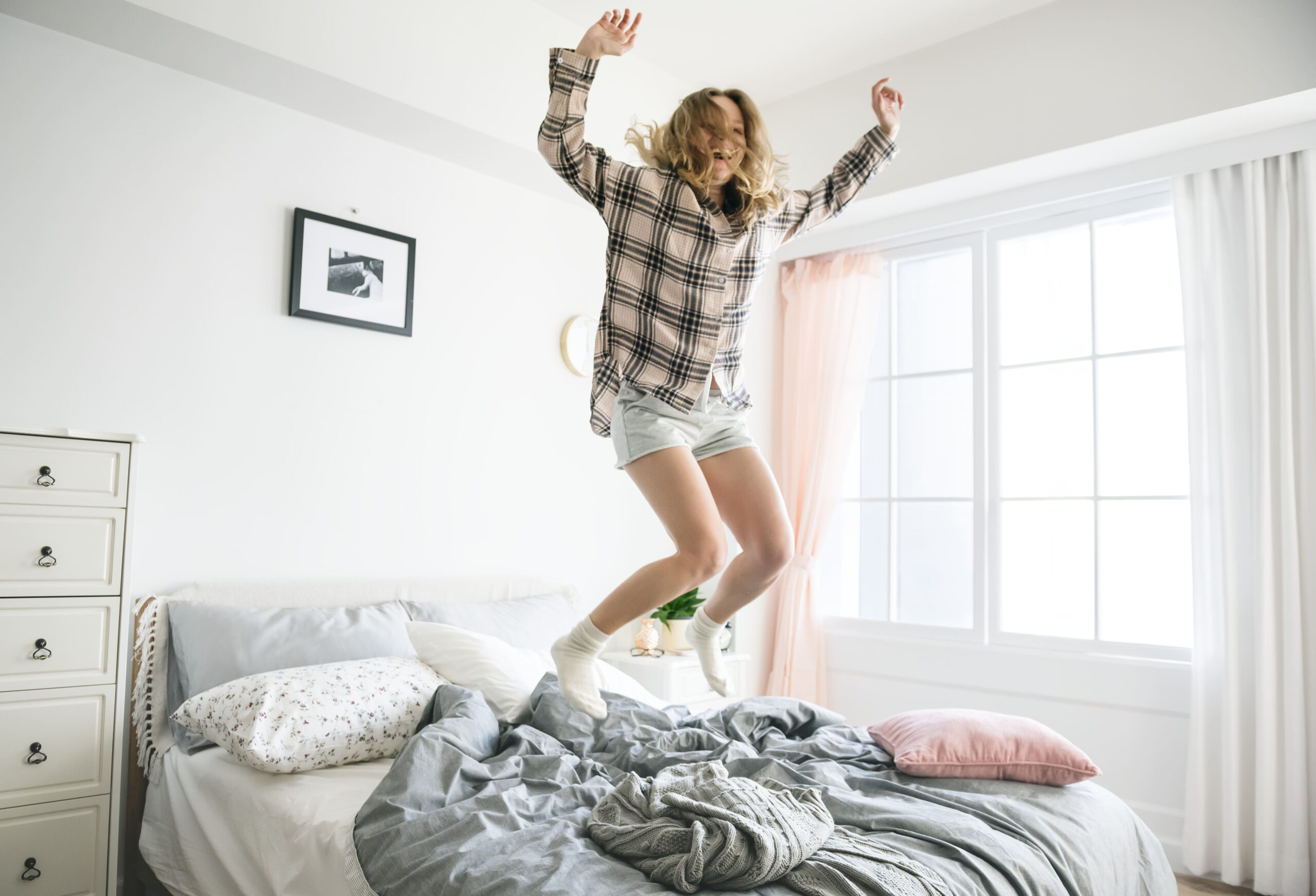 caucasian-girl-jumping-bed (1)